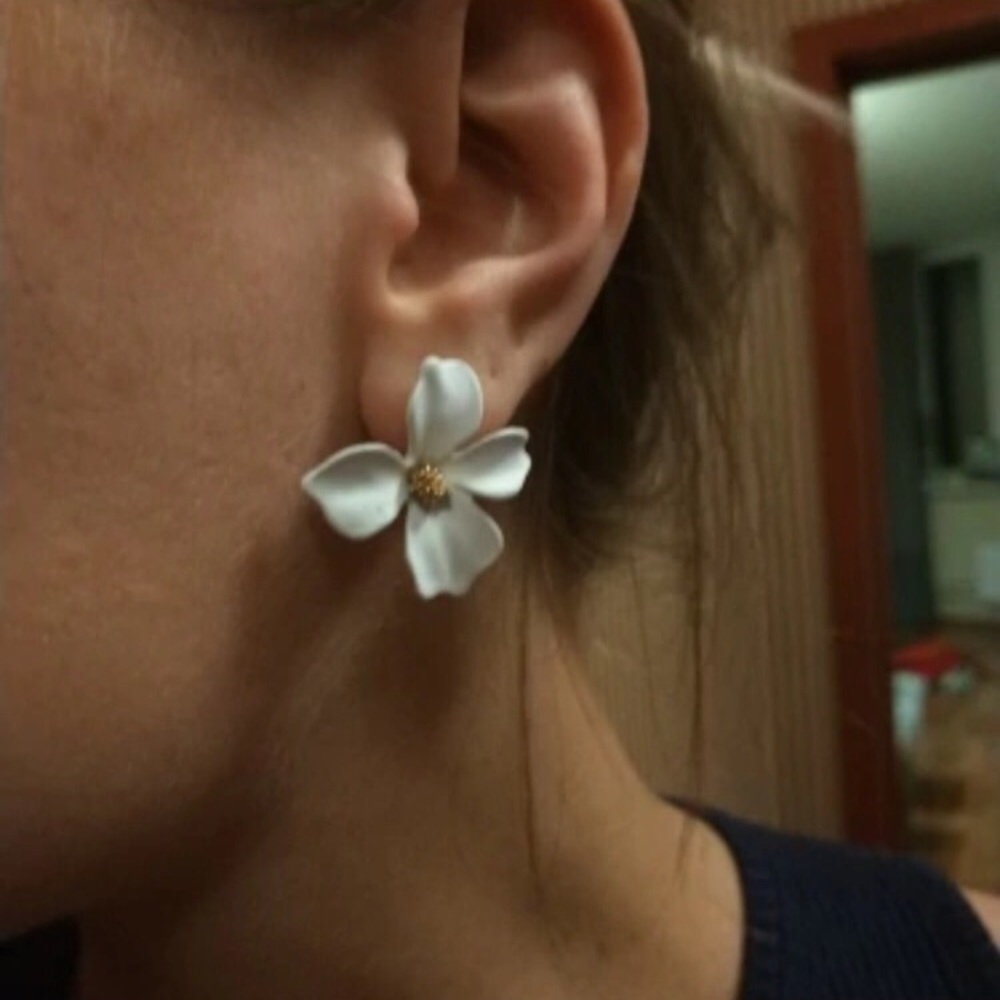❗️LAST❗️White Petal Stud Earrings - Picture 5 of 7